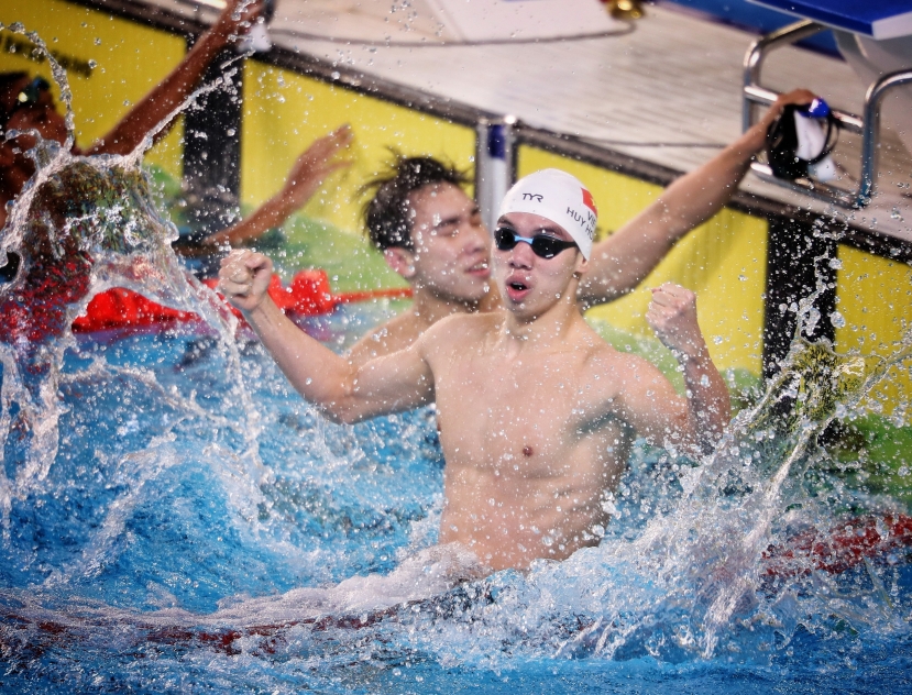 Ở SEA Games 32, Huy Hoàng đã giành 2 HCV, lần lượt ở nội dung 1.500 m tự do nam và 4x200 m tiếp sức tự do nam. Ở SEA Games 32, Huy Hoàng đã giành 2 HCV, lần lượt ở nội dung 1.500 m tự do nam và 4x200 m tiếp sức tự do nam.
