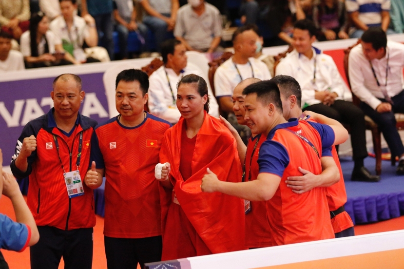 Hà Thị Linh cùng ban huấn luyện. Ảnh: Thanh Niên Hà Thị Linh cùng ban huấn luyện. Ảnh: Thanh Niên