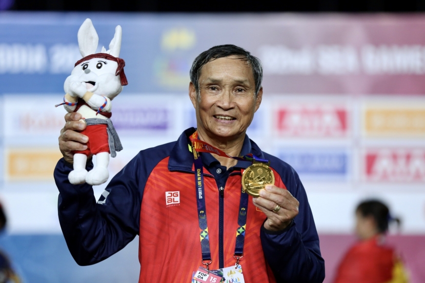 Thầy Chung nhận HCV SEA Games 32. Ảnh: Thanh Niên Thầy Chung nhận HCV SEA Games 32. Ảnh: Thanh Niên