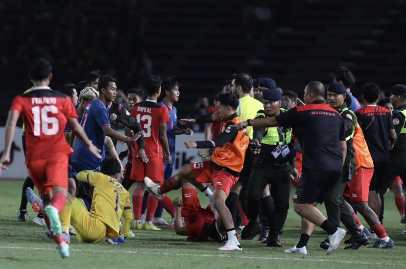 Những hình ảnh không đáng có trong trận chung kết SEA Games 32. Ảnh: Dân Việt Những hình ảnh không đáng có trong trận chung kết SEA Games 32. Ảnh: Dân Việt