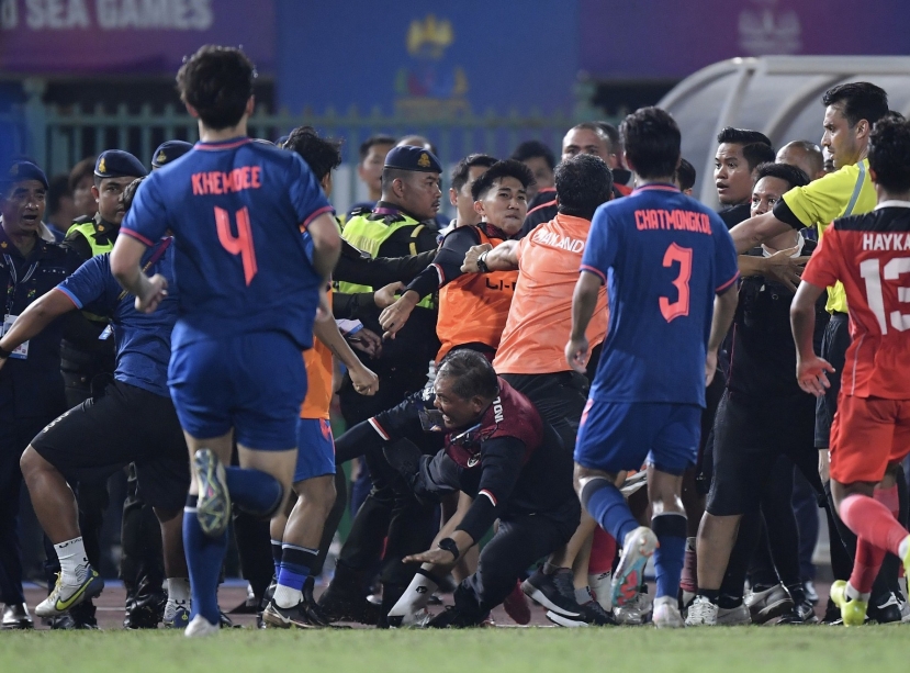 'Vết nhơ' trong trận chung kết SEA Games. Ảnh: Internet 'Vết nhơ' trong trận chung kết SEA Games. Ảnh: Internet