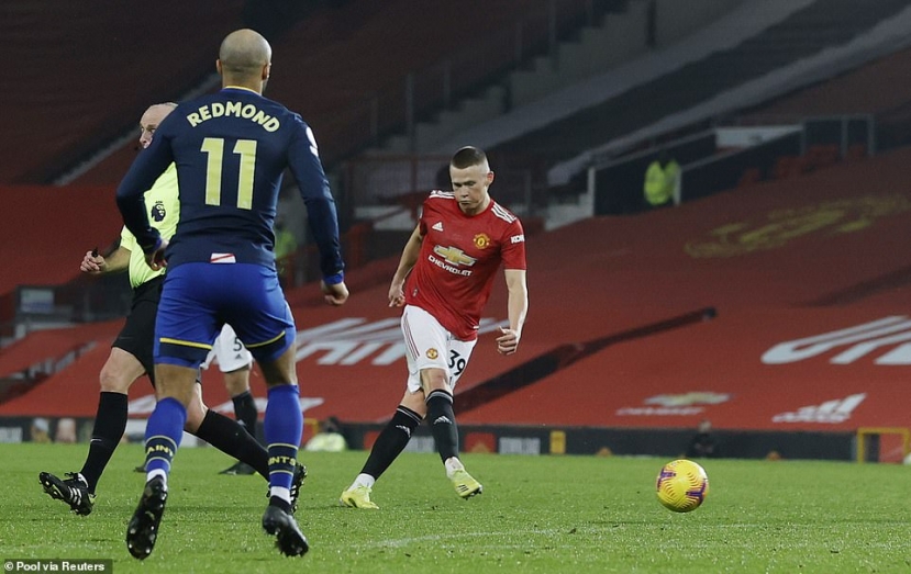 Scott McTomminay với cú sút xa nâng tỷ số lên 6-0 Scott McTomminay với cú sút xa nâng tỷ số lên 6-0