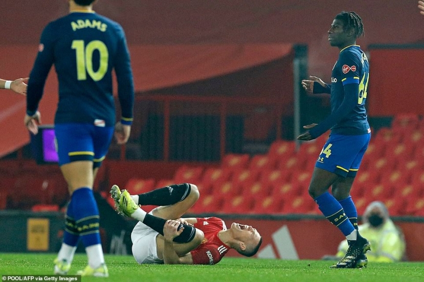 Scott McTominay khiến đối phương nhận thẻ đỏ ngay từ phút thứ 2 Scott McTominay khiến đối phương nhận thẻ đỏ ngay từ phút thứ 2