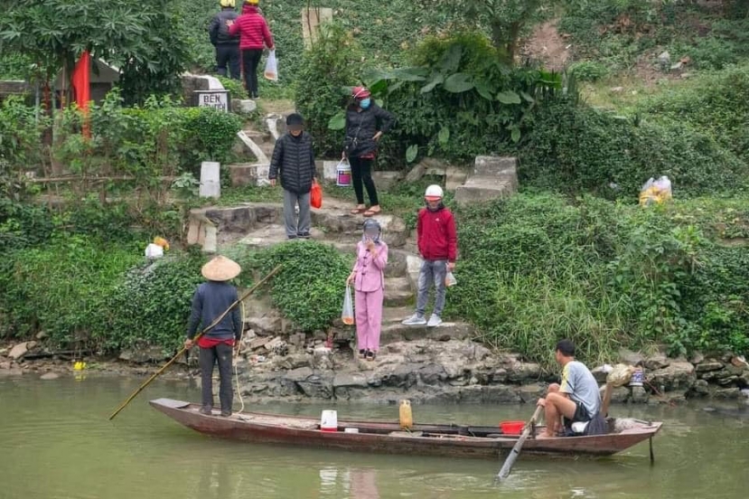 Thả cá tiễn ông Công ông Táo, người đàn ông 'cạn lời' vì 'cá tặc' đi thuyền chờ sẵn để chích điện - Ảnh 2 Thả cá tiễn ông Công ông Táo, người đàn ông 'cạn lời' vì 'cá tặc' đi thuyền chờ sẵn để chích điện - Ảnh 2