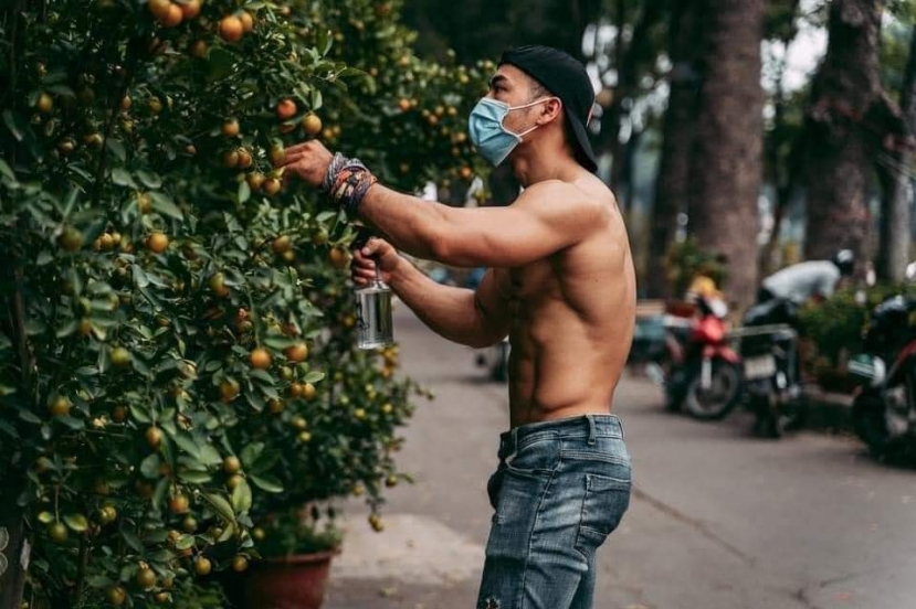 Sau soái ca bán dưa hấu, đến lượt hot boy 8 múi đi bán quất khiến dân tình điên đảo - Ảnh 4 Sau soái ca bán dưa hấu, đến lượt hot boy 8 múi đi bán quất khiến dân tình điên đảo - Ảnh 4