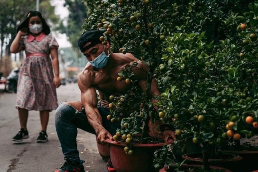 Sau soái ca bán dưa hấu, đến lượt hot boy 8 múi đi bán quất khiến dân tình điên đảo - Ảnh 5 Sau soái ca bán dưa hấu, đến lượt hot boy 8 múi đi bán quất khiến dân tình điên đảo - Ảnh 5