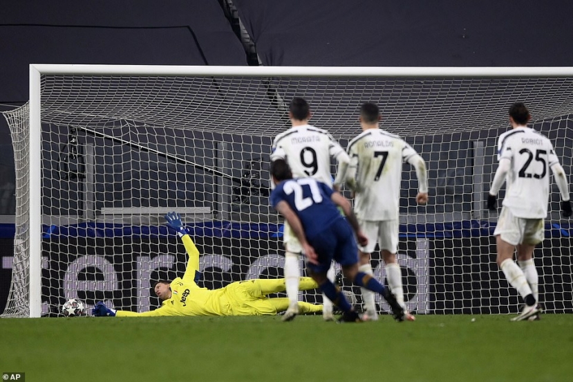 CR7 nhận rất nhiều chỉ trích với tình huống để đối phương ghi bàn. Ảnh: AP CR7 nhận rất nhiều chỉ trích với tình huống để đối phương ghi bàn. Ảnh: AP