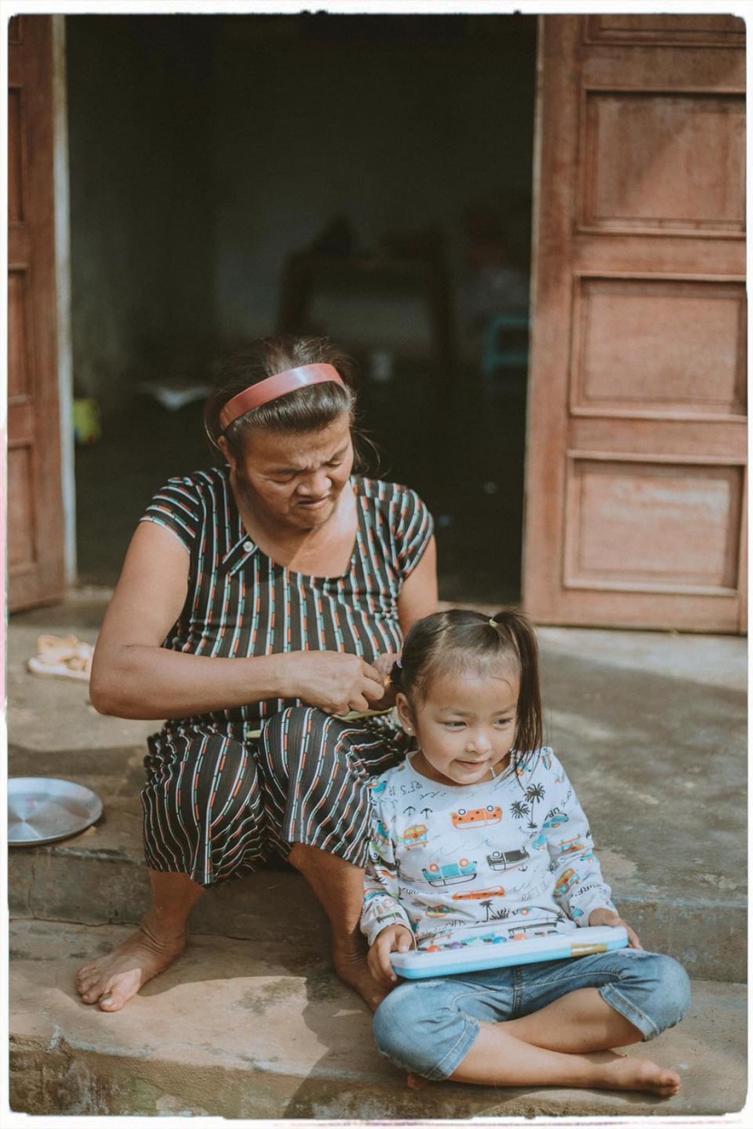 Cảm động câu chuyện người mẹ đầu óc không bình thường, phải nuôi con một mình - Ảnh 1 Cảm động câu chuyện người mẹ đầu óc không bình thường, phải nuôi con một mình - Ảnh 1