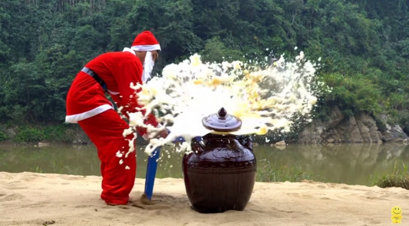 Một thử thách gây nguy hiểm khi nhóm người này đổ Coca vào một chiếc bình, sau đó thả đầy Mentos vào mà không cần biết liệu cái bình này có vỡ hay không. Ảnh chụp màn hình Một thử thách gây nguy hiểm khi nhóm người này đổ Coca vào một chiếc bình, sau đó thả đầy Mentos vào mà không cần biết liệu cái bình này có vỡ hay không. Ảnh chụp màn hình