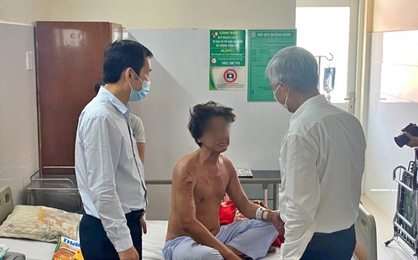 Phó Chủ tịch UBND TP.HCM Võ Văn Hoan đến thăm hỏi nạn nhân. Ảnh: Pháp luật & Bạn đọc Phó Chủ tịch UBND TP.HCM Võ Văn Hoan đến thăm hỏi nạn nhân. Ảnh: Pháp luật & Bạn đọc