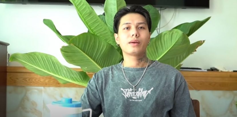 Tuấn Nguyễn quay lại đoạn clip để tường trình lại sự việc. Ảnh chụp mành ình Tuấn Nguyễn quay lại đoạn clip để tường trình lại sự việc. Ảnh chụp mành ình