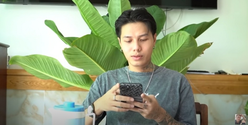 Tuấn Nguyễn bật lại một đoạn ghi âm của một nam diễn viên khác trong buổi casting với Minh Béo. Ảnh chụp màn hình Tuấn Nguyễn bật lại một đoạn ghi âm của một nam diễn viên khác trong buổi casting với Minh Béo. Ảnh chụp màn hình