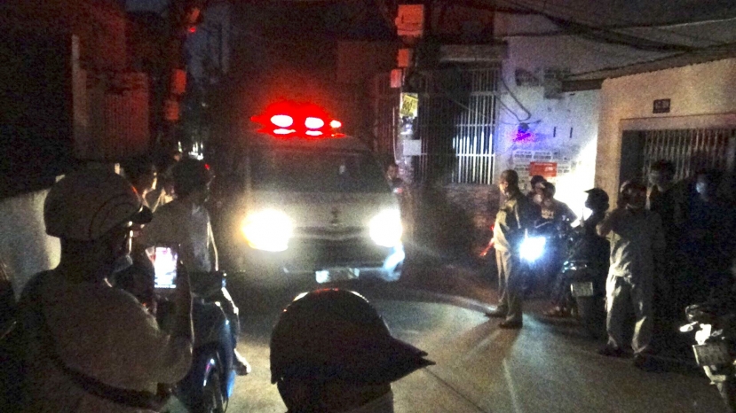 Xe cấp cứu đưa những người trong căn nhà vào bệnh viện. Ảnh: Thanh Niên Xe cấp cứu đưa những người trong căn nhà vào bệnh viện. Ảnh: Thanh Niên