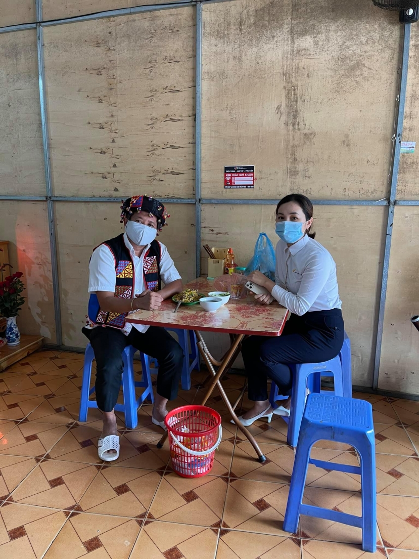 Ông Hải cho hay, đã ăn sáng với lãnh đạo huyện Mèo Vạc, tỉnh Hà Giang, và mong những vị trên khẩn trương tự cách ly sớm. Ảnh: FBNV Ông Hải cho hay, đã ăn sáng với lãnh đạo huyện Mèo Vạc, tỉnh Hà Giang, và mong những vị trên khẩn trương tự cách ly sớm. Ảnh: FBNV