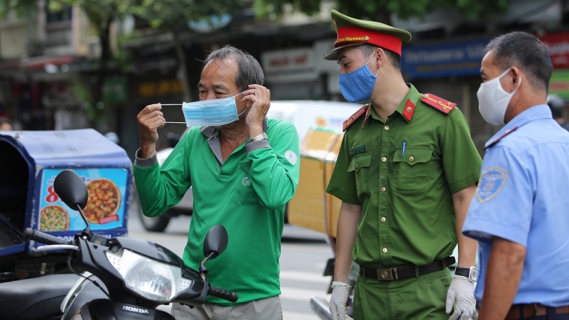 Lực lượng chức năng tăng cường công tác kiểm tra, nhắc nhở và xử phạt với những trường hợp không đeo khẩu trang. Ảnh: Internet Lực lượng chức năng tăng cường công tác kiểm tra, nhắc nhở và xử phạt với những trường hợp không đeo khẩu trang. Ảnh: Internet
