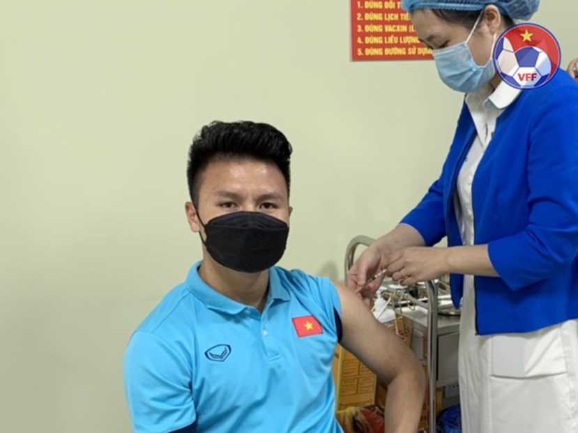 Quang Hải và các đồng đội được tiêm mũi vắc xin cuối cùng ngừa Covid-19 trước khi lên đường làm nhiệm vụ. Ảnh: VFF Quang Hải và các đồng đội được tiêm mũi vắc xin cuối cùng ngừa Covid-19 trước khi lên đường làm nhiệm vụ. Ảnh: VFF