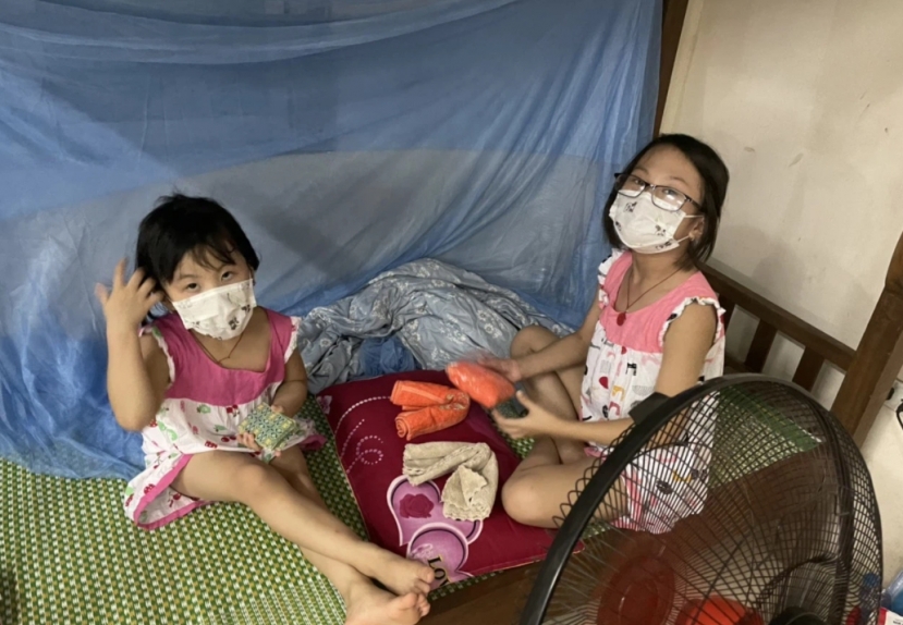 Hoàn cảnh của hai em khiến nhiều người không khỏi thương cảm. Ảnh: VTC News Hoàn cảnh của hai em khiến nhiều người không khỏi thương cảm. Ảnh: VTC News