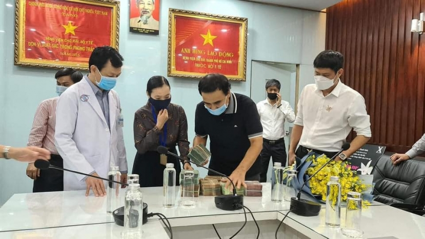 Quyền Linh đi xe máy đến bệnh viện, đích thân trao 2 tỷ đồng tiền mặt ủng hộ quỹ phòng chống dịch Covid-19 Quyền Linh đi xe máy đến bệnh viện, đích thân trao 2 tỷ đồng tiền mặt ủng hộ quỹ phòng chống dịch Covid-19