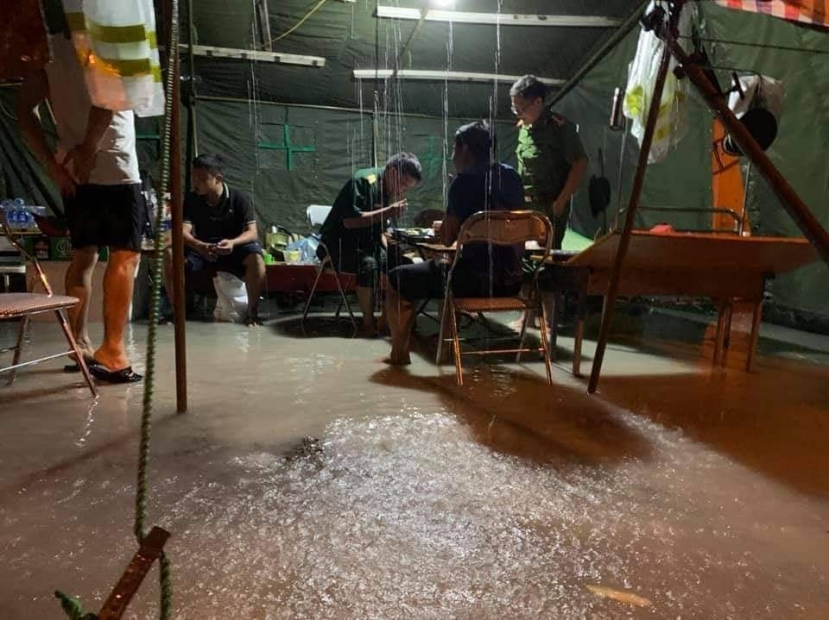 Xót xa hình ảnh cán bộ chiến sĩ vừa chống dịch, vừa chạy bão - Ảnh 2 Xót xa hình ảnh cán bộ chiến sĩ vừa chống dịch, vừa chạy bão - Ảnh 2