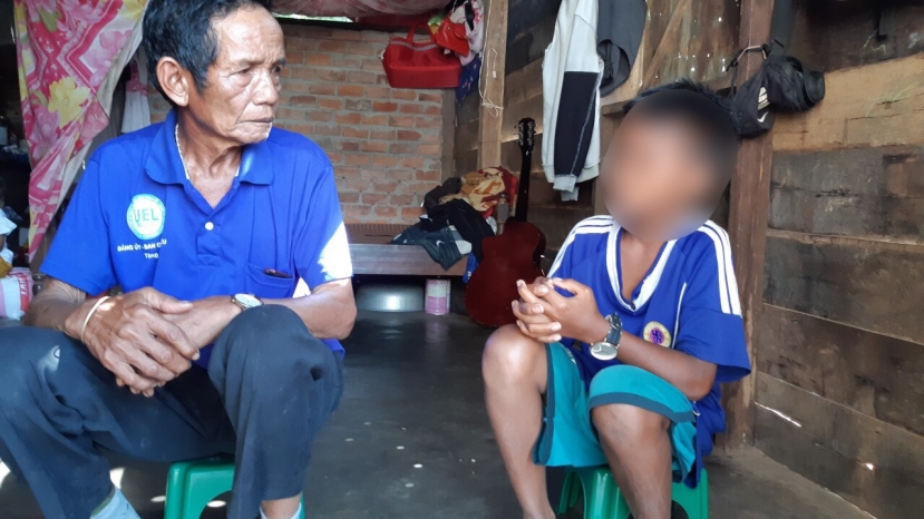 Dù học lớp 6 nhưng em Bkrông có dấu hiệu suy dinh dưỡng, người nhỏ thó. Ảnh: NLĐ Dù học lớp 6 nhưng em Bkrông có dấu hiệu suy dinh dưỡng, người nhỏ thó. Ảnh: NLĐ