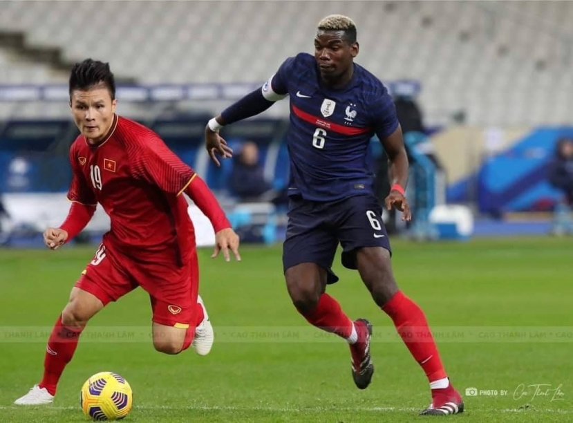 Pogba vất vả theo kèm Quang Hải trong tình huống 1 đấu 1 Pogba vất vả theo kèm Quang Hải trong tình huống 1 đấu 1