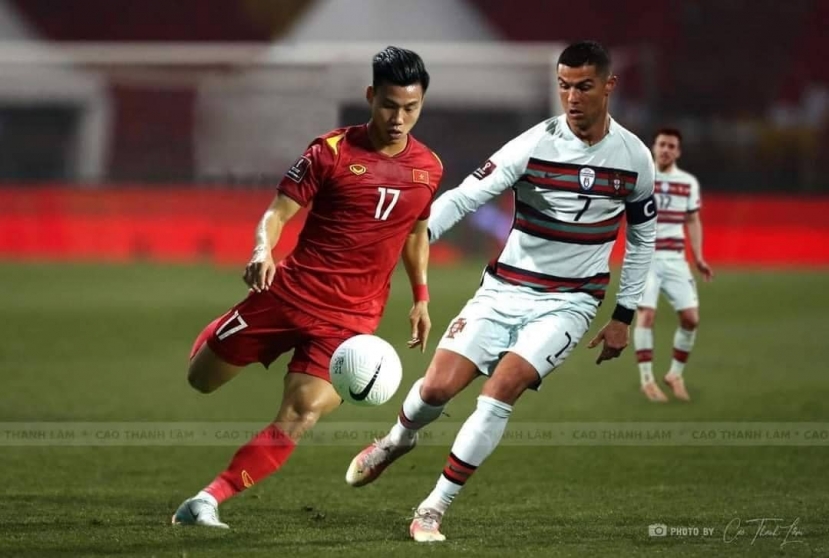 Văn Thanh kiểm soát bóng và đua tốc độ trong một tính huống đối đầu với Ronaldo Văn Thanh kiểm soát bóng và đua tốc độ trong một tính huống đối đầu với Ronaldo