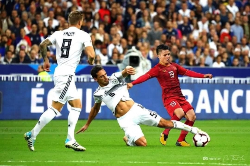 Mats Hummels phải rất vất vả mới có thể lấy bóng trong chân của Quang Hải Mats Hummels phải rất vất vả mới có thể lấy bóng trong chân của Quang Hải