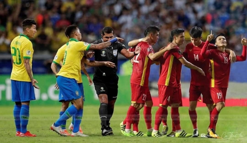Mặc kệ các cầu thủ Brazil đang khiếu nại, dàn cầu thủ áo đỏ vẫn ăn mừng bàn thắng lịch sử Mặc kệ các cầu thủ Brazil đang khiếu nại, dàn cầu thủ áo đỏ vẫn ăn mừng bàn thắng lịch sử