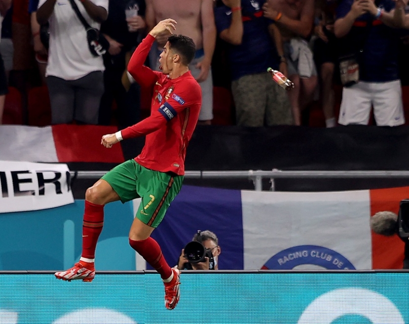 Hình ảnh chiêc chai Coca bay về hướng Ronaldo sau màn ăn mừng. Hình ảnh chiêc chai Coca bay về hướng Ronaldo sau màn ăn mừng.