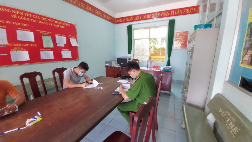 Tài xế taxi tường trình lại sự việc. Tài xế taxi tường trình lại sự việc.