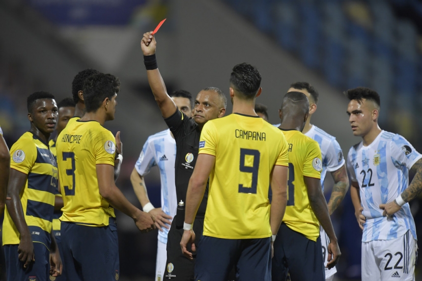Copa America 2021 như 'ao làng' V.League: Messi đá ở 'ruộng cày', phạm lỗi thô bạo đến câu giờ có đủ cả - Ảnh 4 Copa America 2021 như 'ao làng' V.League: Messi đá ở 'ruộng cày', phạm lỗi thô bạo đến câu giờ có đủ cả - Ảnh 4