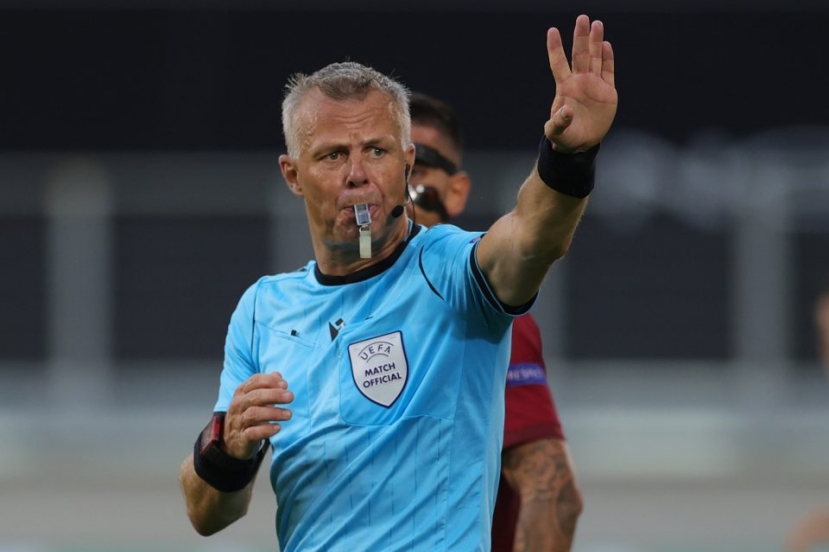 Trọng tài chính Bjorn Kuipers sẽ là người điều khiển trận đấu chung kết Euro 2021. Trọng tài chính Bjorn Kuipers sẽ là người điều khiển trận đấu chung kết Euro 2021.