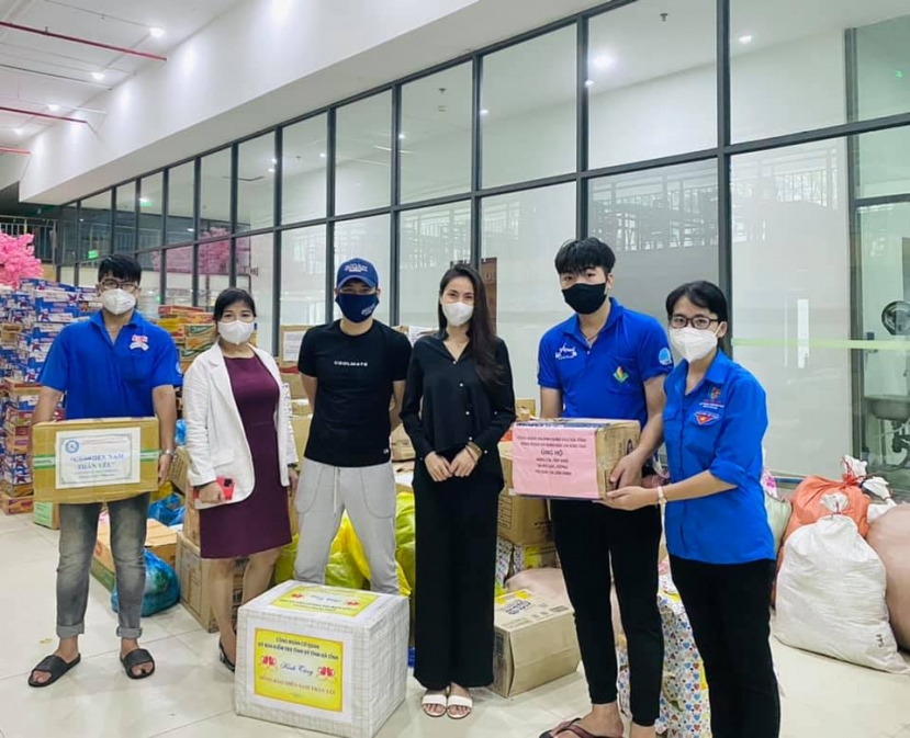 Ca sĩ Thủy Tiên đăng status tranh cãi, bị mắng nhận vơ hơn 1000 tấn lương thực hỗ trợ Sài Gòn - Ảnh 5 Ca sĩ Thủy Tiên đăng status tranh cãi, bị mắng nhận vơ hơn 1000 tấn lương thực hỗ trợ Sài Gòn - Ảnh 5