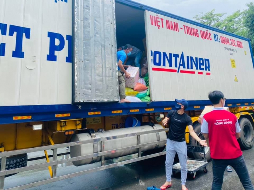 Ca sĩ Thủy Tiên đăng status tranh cãi, bị mắng nhận vơ hơn 1000 tấn lương thực hỗ trợ Sài Gòn - Ảnh 2 Ca sĩ Thủy Tiên đăng status tranh cãi, bị mắng nhận vơ hơn 1000 tấn lương thực hỗ trợ Sài Gòn - Ảnh 2