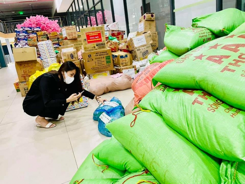 Ca sĩ Thủy Tiên đăng status tranh cãi, bị mắng nhận vơ hơn 1000 tấn lương thực hỗ trợ Sài Gòn - Ảnh 3 Ca sĩ Thủy Tiên đăng status tranh cãi, bị mắng nhận vơ hơn 1000 tấn lương thực hỗ trợ Sài Gòn - Ảnh 3