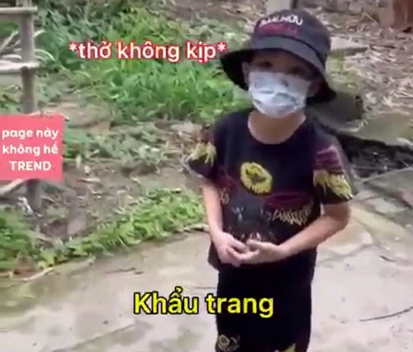 Ông bố dắt con đi dạo, bỏ chạy mất hình khi nhìn thấy công an: 'Tình nghĩa bố con' chắc có bền lâu? - Ảnh 1 Ông bố dắt con đi dạo, bỏ chạy mất hình khi nhìn thấy công an: 'Tình nghĩa bố con' chắc có bền lâu? - Ảnh 1