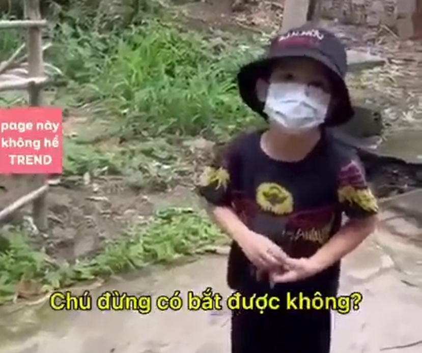 Ông bố dắt con đi dạo, bỏ chạy mất hình khi nhìn thấy công an: 'Tình nghĩa bố con' chắc có bền lâu? - Ảnh 2 Ông bố dắt con đi dạo, bỏ chạy mất hình khi nhìn thấy công an: 'Tình nghĩa bố con' chắc có bền lâu? - Ảnh 2