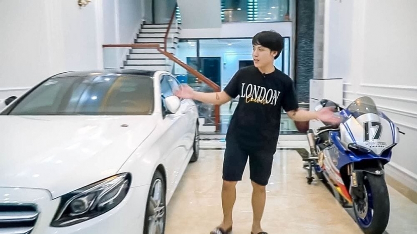 Youtuber số 1 Việt Nam một năm kiếm gần 40 tỷ: Xây dinh thự to vật vã giữa Thái Bình, một mình sở hữu toàn siêu xe - Ảnh 5 Youtuber số 1 Việt Nam một năm kiếm gần 40 tỷ: Xây dinh thự to vật vã giữa Thái Bình, một mình sở hữu toàn siêu xe - Ảnh 5