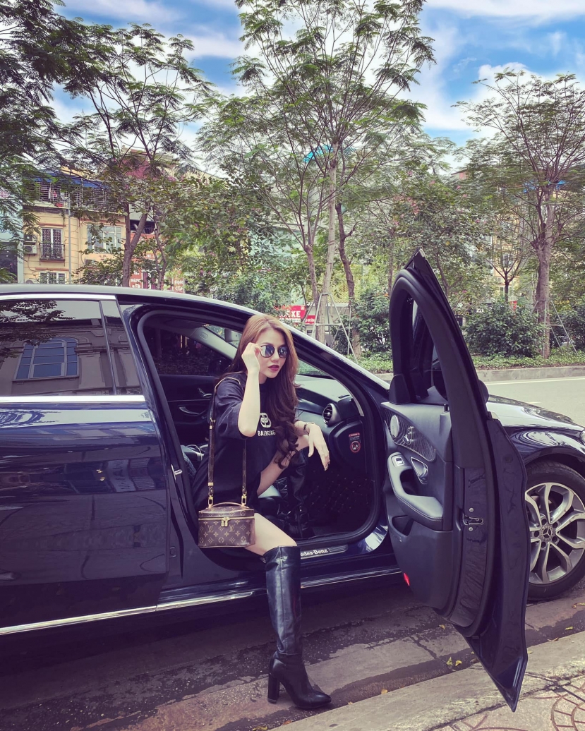 Chân dung hot girl 'bóc bánh trả tiền', cuỗm luôn 170 triệu của khách: Luôn khoe cuộc sống sang chảnh trên MXH - Ảnh 2 Chân dung hot girl 'bóc bánh trả tiền', cuỗm luôn 170 triệu của khách: Luôn khoe cuộc sống sang chảnh trên MXH - Ảnh 2