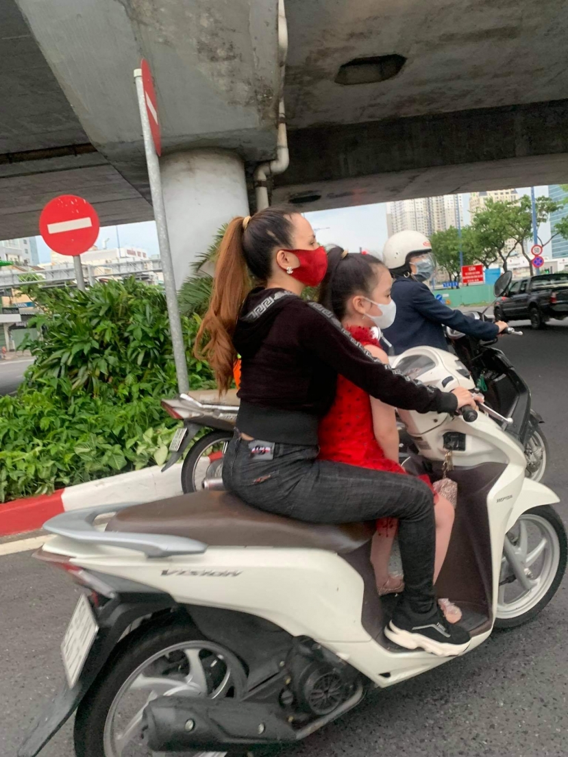 'Vua lì đòn quận 4' tiếp tục xuất hiện trong ngày Sài Gòn giãn cách, khẩu trang và mũ bảo hiểm đi đâu mất rồi? - Ảnh 6 'Vua lì đòn quận 4' tiếp tục xuất hiện trong ngày Sài Gòn giãn cách, khẩu trang và mũ bảo hiểm đi đâu mất rồi? - Ảnh 6