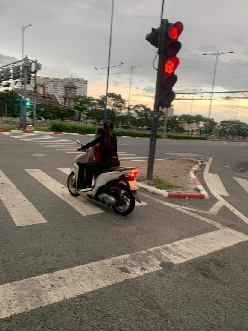 'Vua lì đòn quận 4' tiếp tục xuất hiện trong ngày Sài Gòn giãn cách, khẩu trang và mũ bảo hiểm đi đâu mất rồi? - Ảnh 5 'Vua lì đòn quận 4' tiếp tục xuất hiện trong ngày Sài Gòn giãn cách, khẩu trang và mũ bảo hiểm đi đâu mất rồi? - Ảnh 5