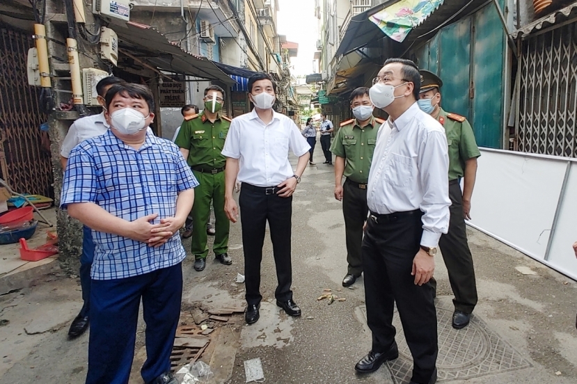 Ông Chu Ngọc Anh đã đến kiểm tra việc thực hiện giãn cách trong khu phong tỏa tại ngõ 328 Nguyễn Trãi, Thanh Xuân. Ảnh: VOV Ông Chu Ngọc Anh đã đến kiểm tra việc thực hiện giãn cách trong khu phong tỏa tại ngõ 328 Nguyễn Trãi, Thanh Xuân. Ảnh: VOV