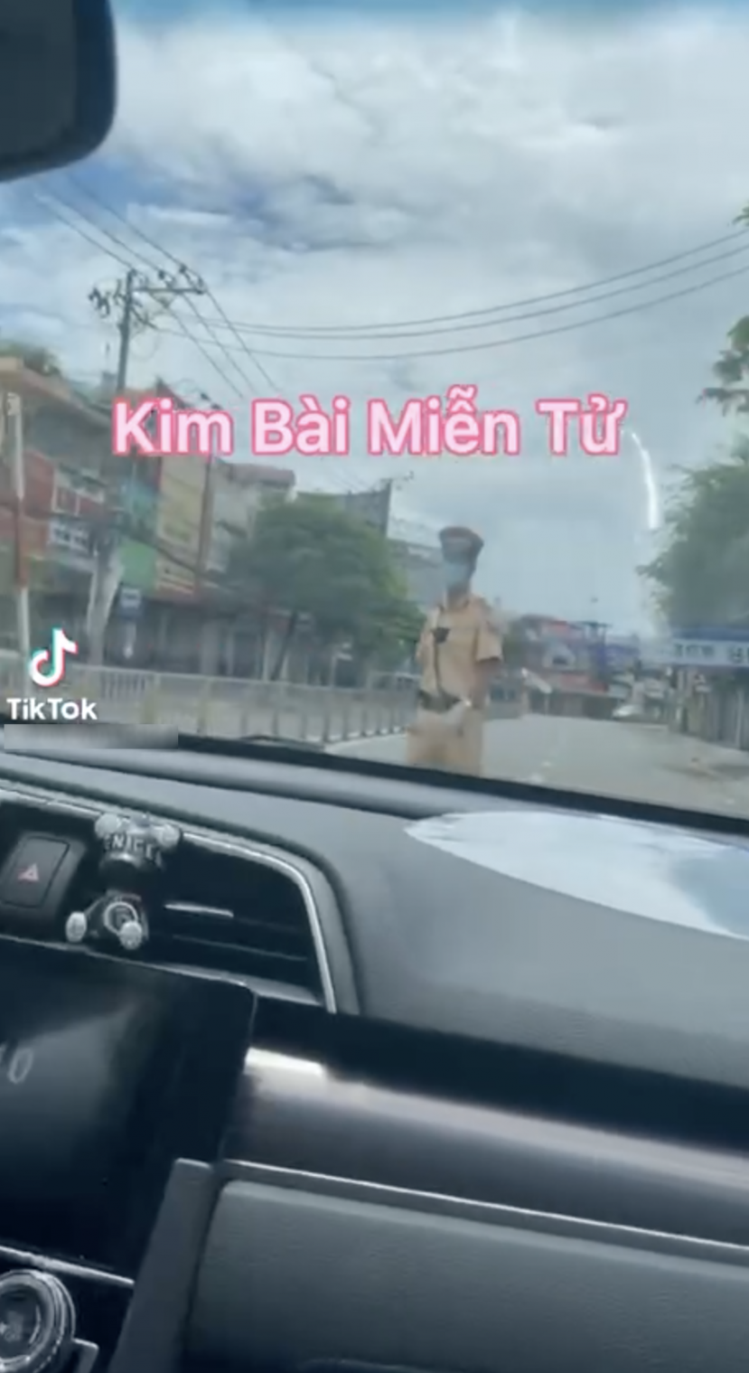 Cô gái ngồi xe ô tô khoe 'kim bài miễn tử', 'thông chốt' giữa mùa dịch khiến dân tình xôn xao - Ảnh 1 Cô gái ngồi xe ô tô khoe 'kim bài miễn tử', 'thông chốt' giữa mùa dịch khiến dân tình xôn xao - Ảnh 1