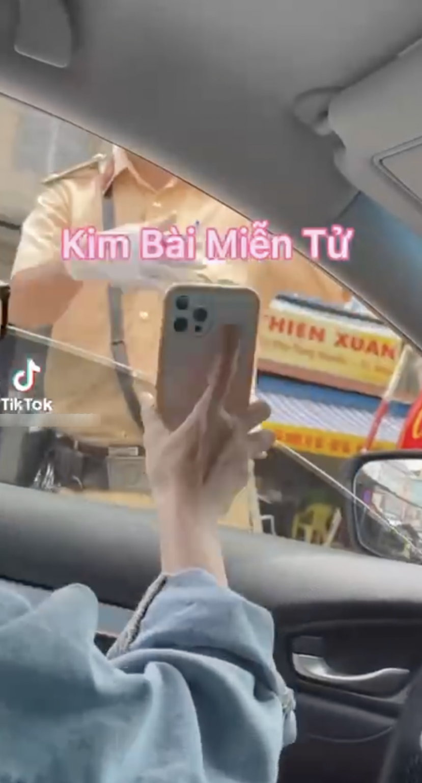 Cô gái ngồi xe ô tô khoe 'kim bài miễn tử', 'thông chốt' giữa mùa dịch khiến dân tình xôn xao - Ảnh 2 Cô gái ngồi xe ô tô khoe 'kim bài miễn tử', 'thông chốt' giữa mùa dịch khiến dân tình xôn xao - Ảnh 2