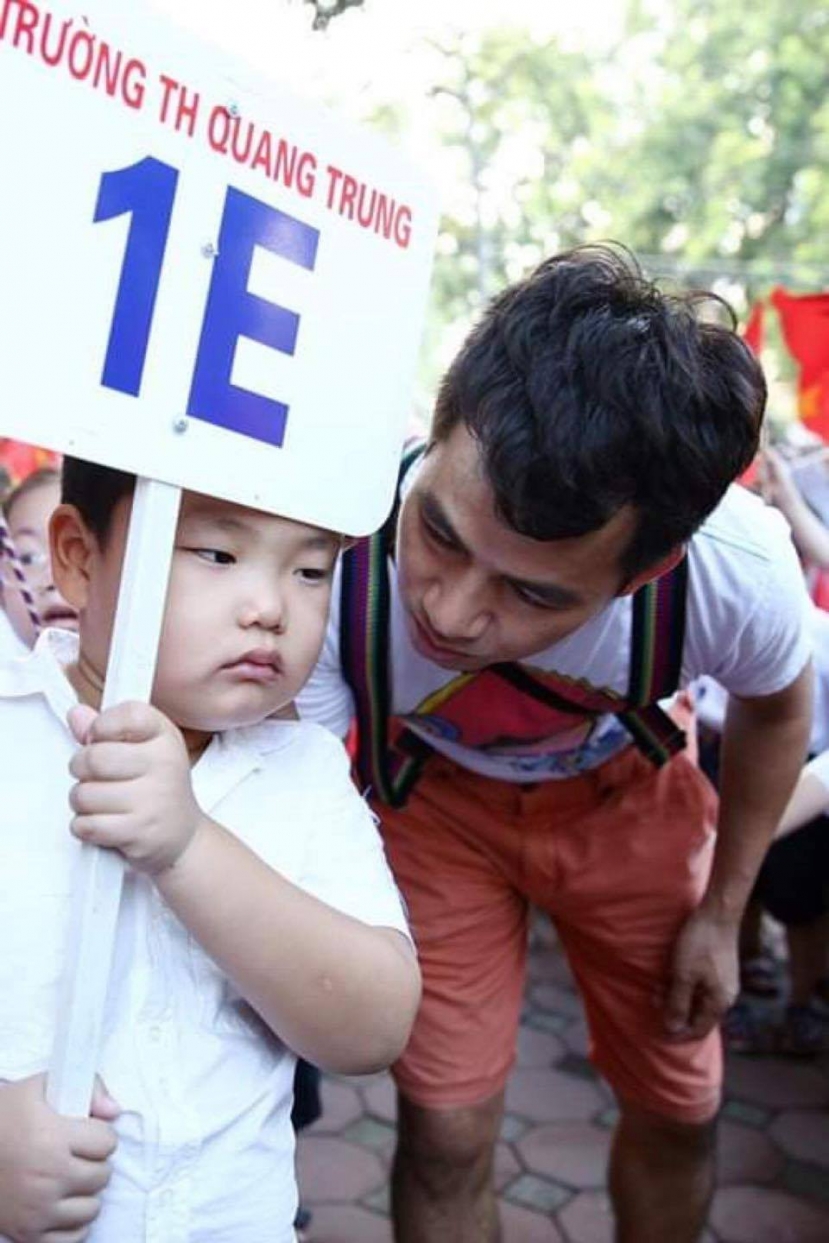 Lần tựu trường đầu tiên trong đời và biểu cảm hết sức 'vui mừng' của cậu bé lần đầu được đi học Lần tựu trường đầu tiên trong đời và biểu cảm hết sức 'vui mừng' của cậu bé lần đầu được đi học