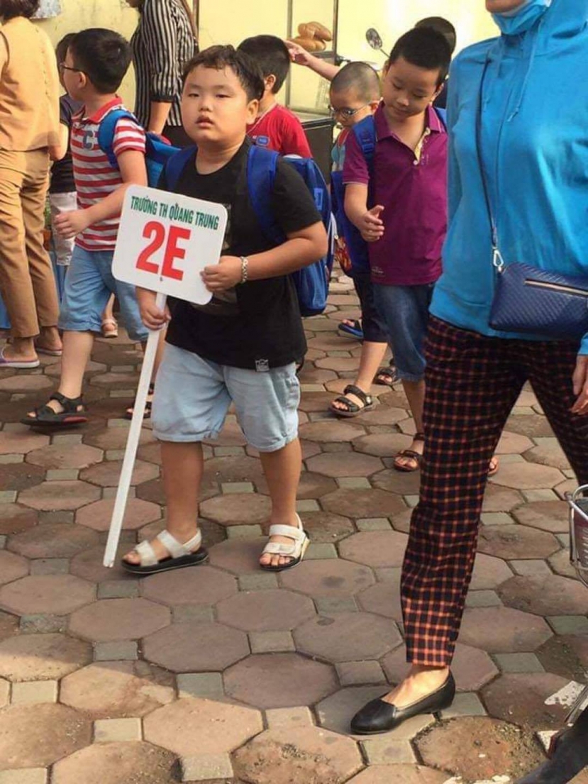 Lên lớp 2, Bi Béo vẫn tiếp tục bộc lộ niềm 'vui sướng' khi được đi khai giảng Lên lớp 2, Bi Béo vẫn tiếp tục bộc lộ niềm 'vui sướng' khi được đi khai giảng