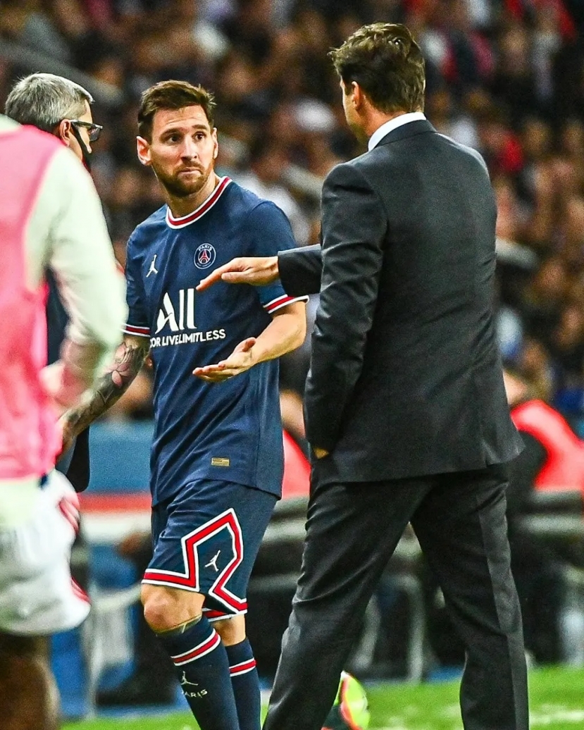 Biến lớn tại PSG: Messi thái độ cực căng với HLV Pochettino, khiến ông thầy bẽ mặt trước vạn CĐV - Ảnh 1 Biến lớn tại PSG: Messi thái độ cực căng với HLV Pochettino, khiến ông thầy bẽ mặt trước vạn CĐV - Ảnh 1