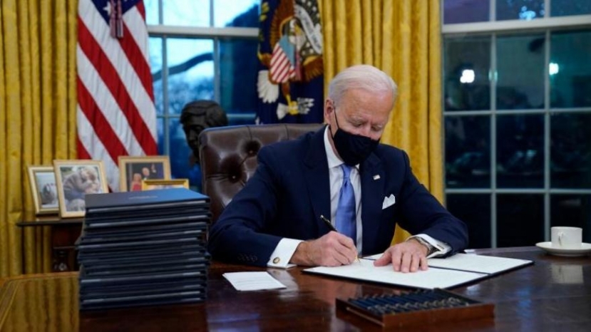 Trump ký hàng loạt lệnh hành pháp, đảo ngược các chính sách của Trump ngay trong ngày đầu nhậm chức. Ảnh: CNN Trump ký hàng loạt lệnh hành pháp, đảo ngược các chính sách của Trump ngay trong ngày đầu nhậm chức. Ảnh: CNN