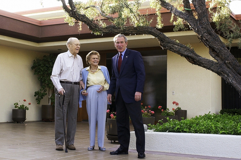 Vào năm 2006, Tổng thống George W.Bush đã đến thăm nhà của cựu tổng thống Ford. Cuối năm đó, ông Ford qua đời. Ảnh: Getty Vào năm 2006, Tổng thống George W.Bush đã đến thăm nhà của cựu tổng thống Ford. Cuối năm đó, ông Ford qua đời. Ảnh: Getty