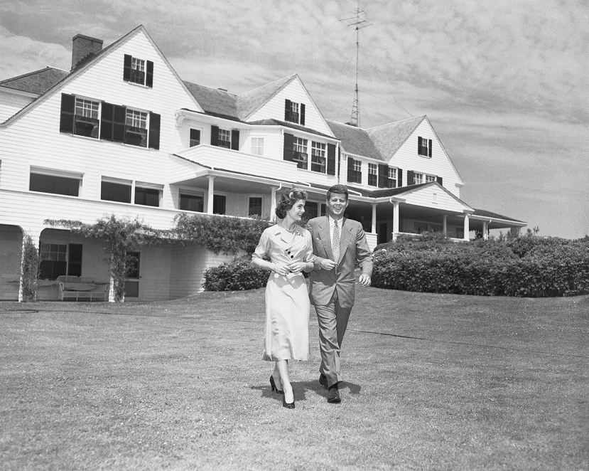 Ngay sau cái chết của chồng là John F. Kennedy, cựu Đệ nhất phu nhân Jackie Kennedy rời Nhà Trắng và trở về ngôi nhà của họ ở Hyannis, Massachusetts. Ảnh: Getty Ngay sau cái chết của chồng là John F. Kennedy, cựu Đệ nhất phu nhân Jackie Kennedy rời Nhà Trắng và trở về ngôi nhà của họ ở Hyannis, Massachusetts. Ảnh: Getty